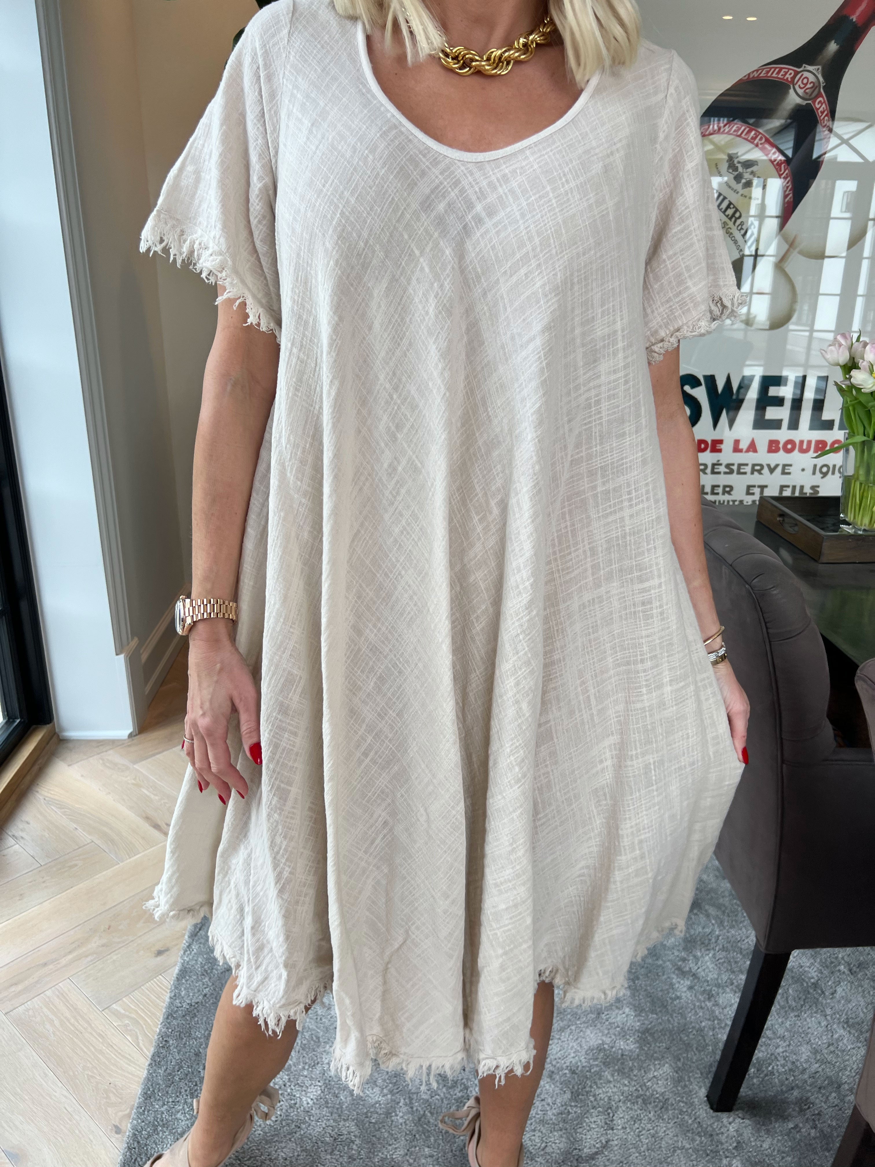 Slone - Sød bomuldskjole i hørlignende stof med frynsekant forneden og ved ærmer